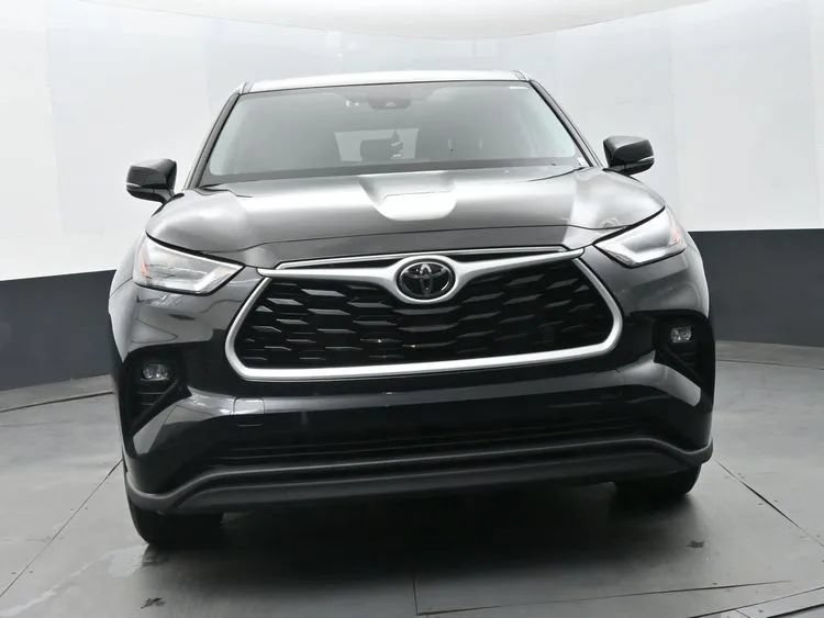 Used 2025 Toyota Highlander LE FWD image 3