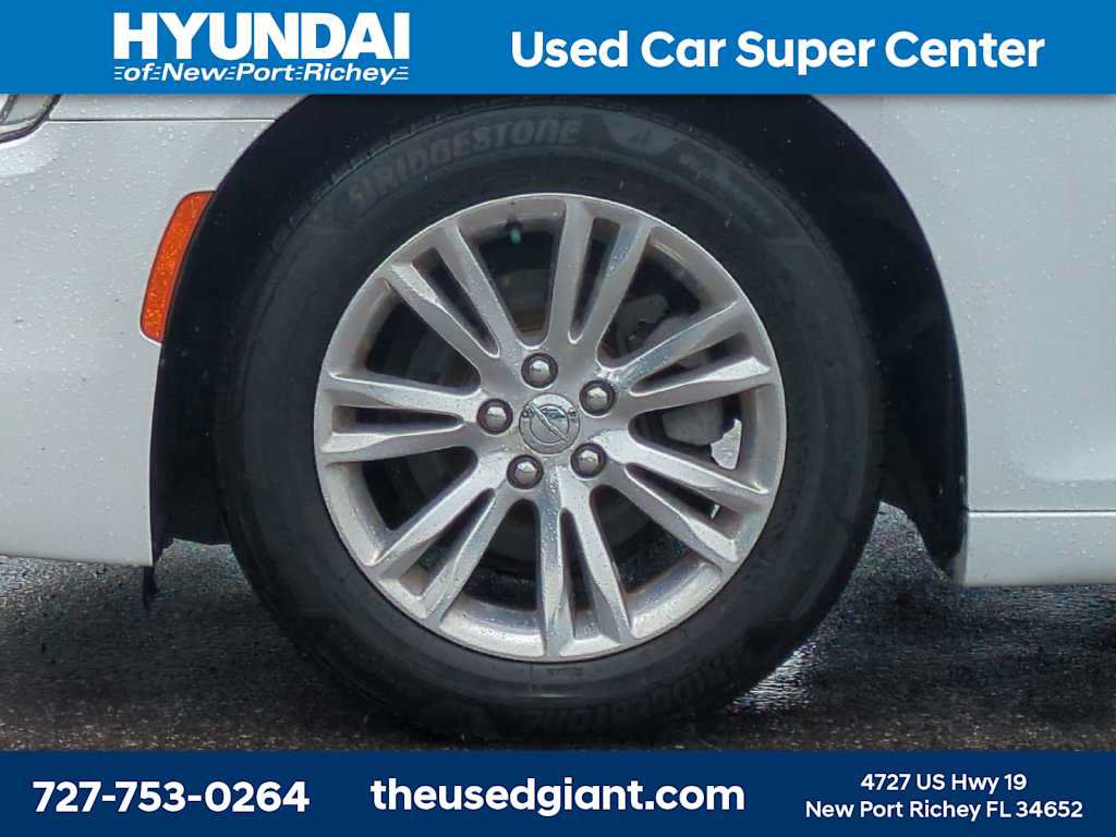 Used 2016 Chrysler 300 C RWD image 10