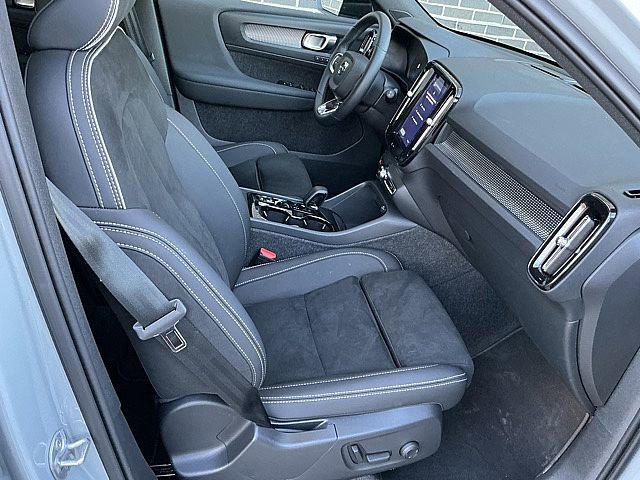 Used 2025 Volvo XC40 B5 Plus image 21