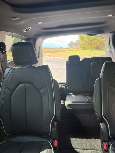 Used 2025 Chrysler Pacifica Limited image 29