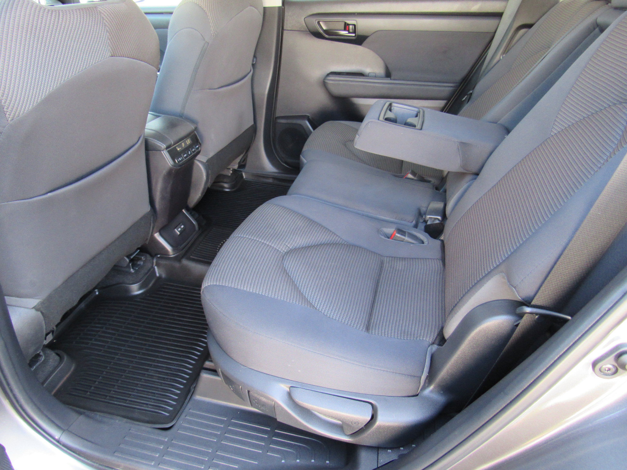 Used 2023 Toyota Highlander LE FWD image 35