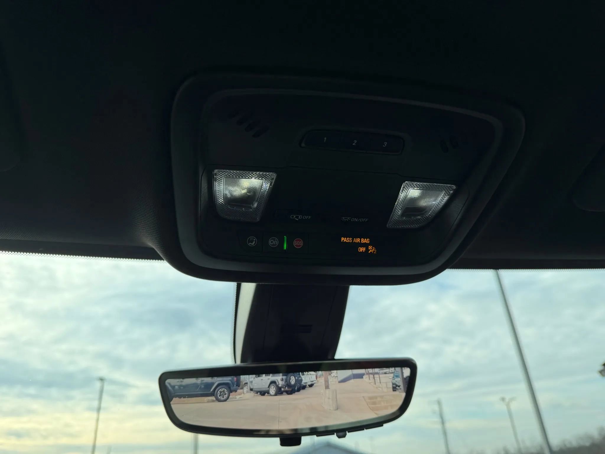 Used 2022 Chevrolet Traverse LT image 30