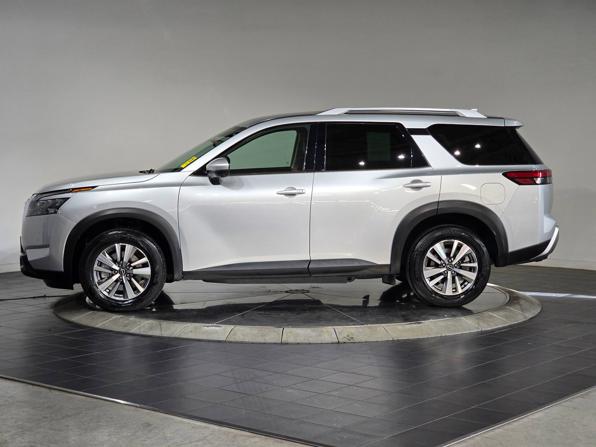 Used 2025 Nissan Pathfinder SL image 6