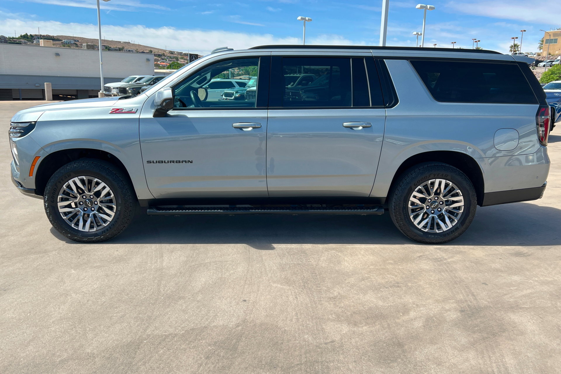 Used 2025 Chevrolet Suburban Z71 AWD/4WD image 2