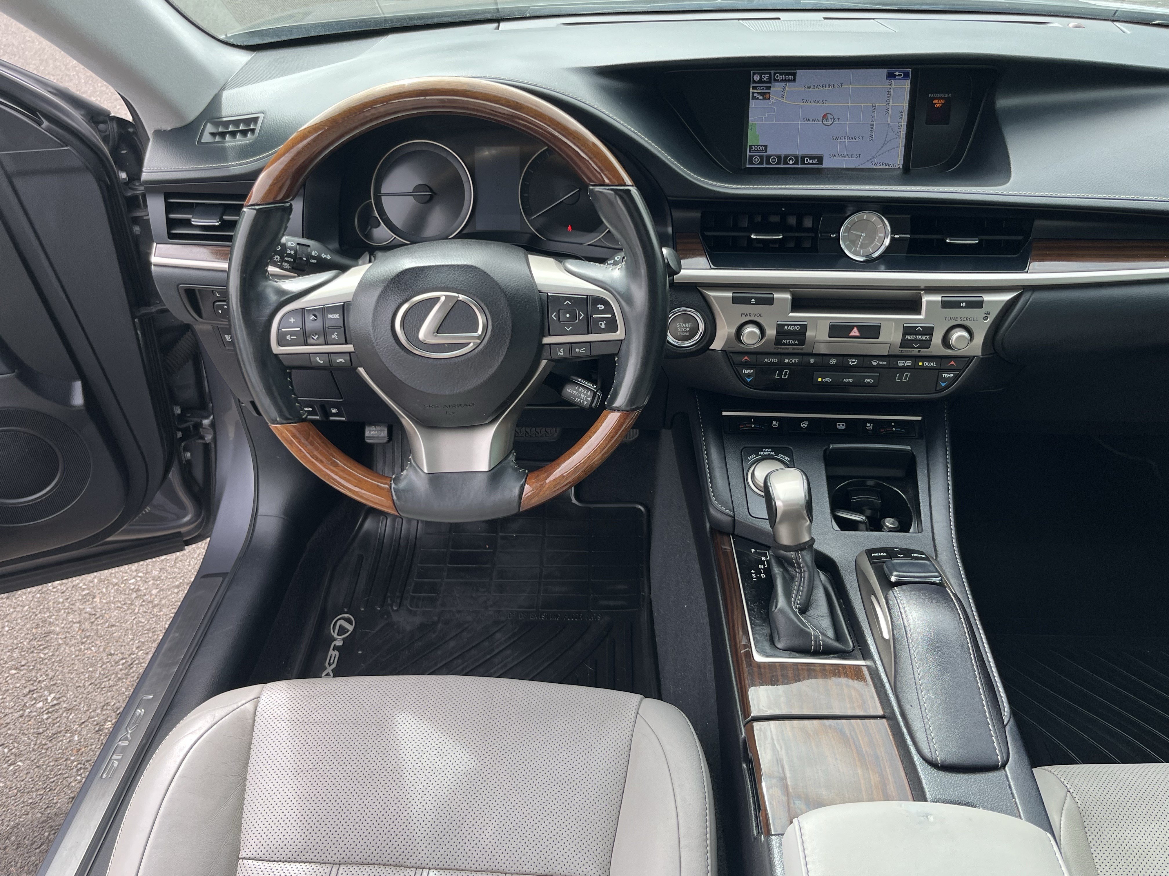 Used 2016 Lexus ES 350 w/ Luxury Package w/Wood Trim FWD image 11