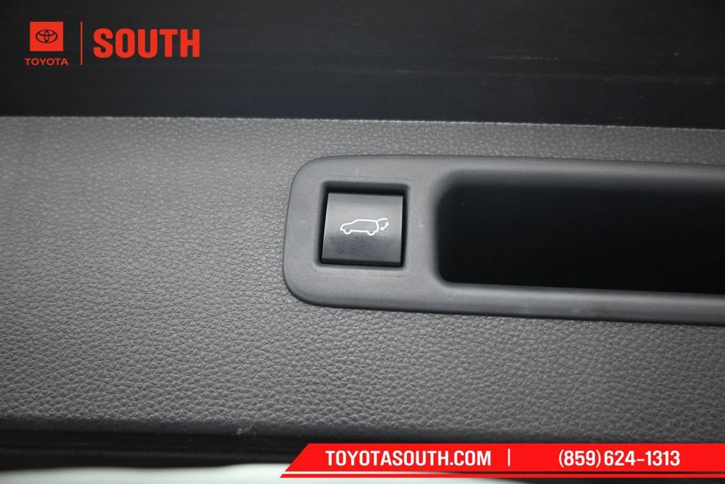 Used 2021 Toyota Highlander XLE AWD/4WD image 30
