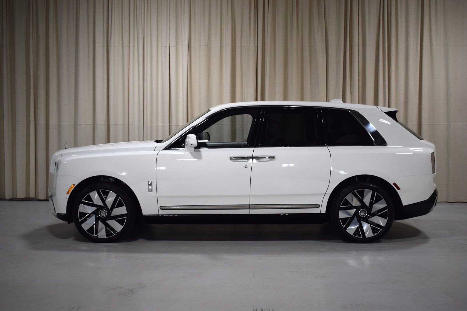 New 2026 Rolls-Royce Cullinan AWD/4WD image 3