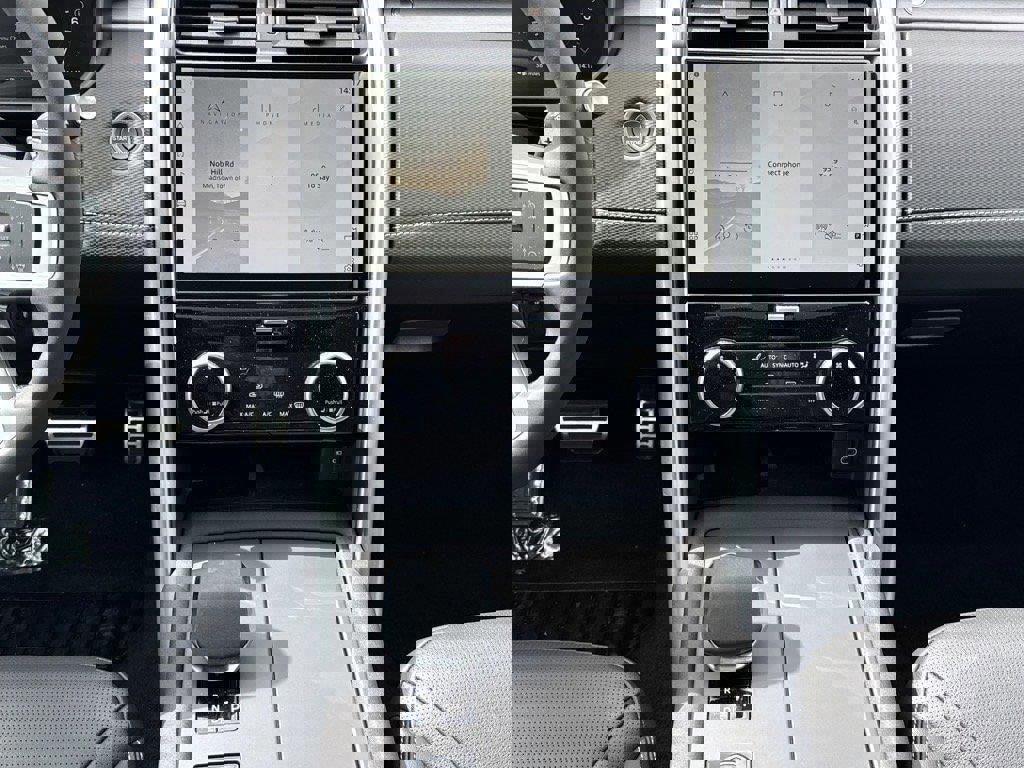 Used 2025 Land Rover Discovery Dynamic SE image 8