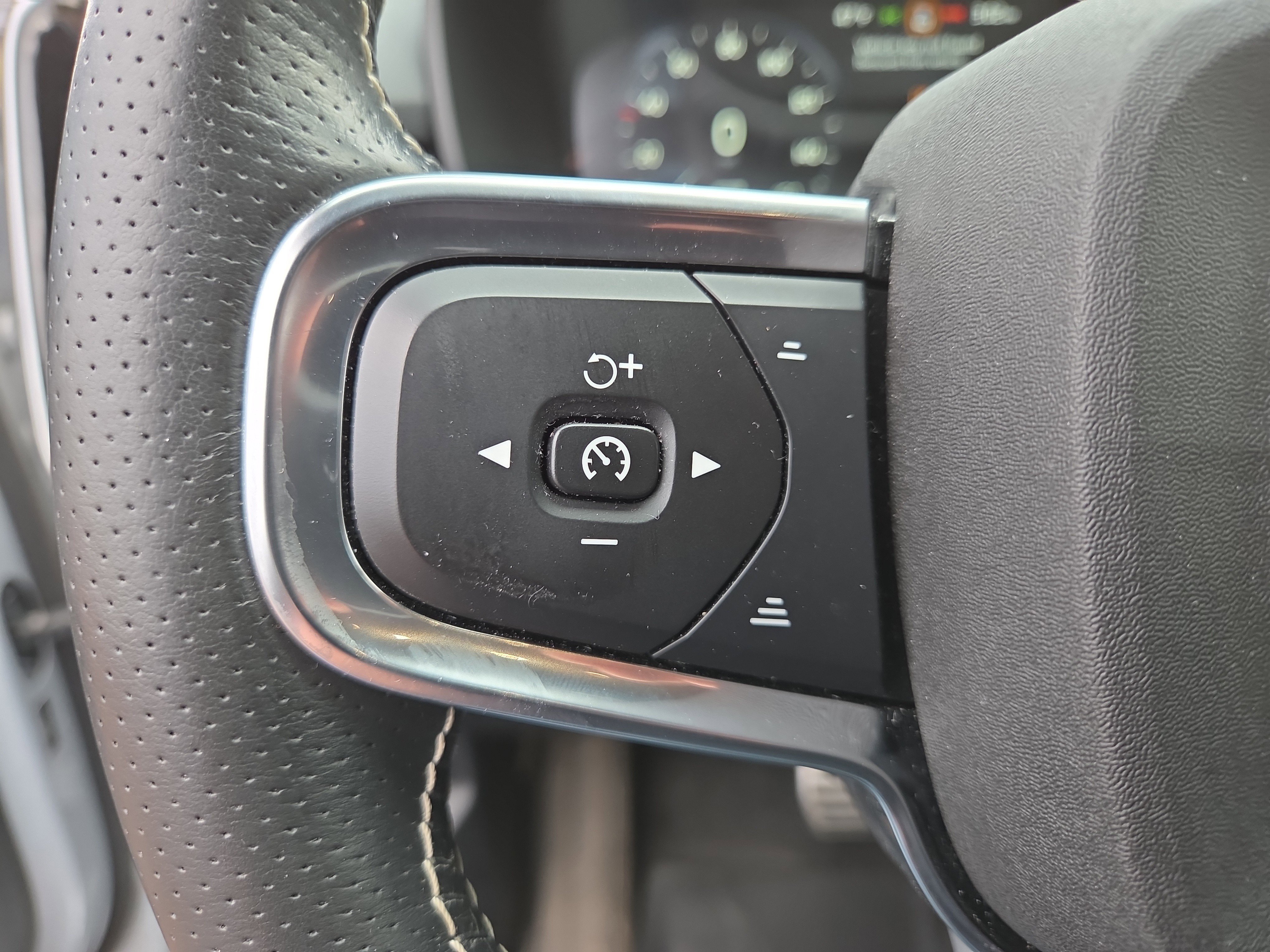 Used 2021 Volvo XC40 T5 R-Design w/ Climate Package image 31