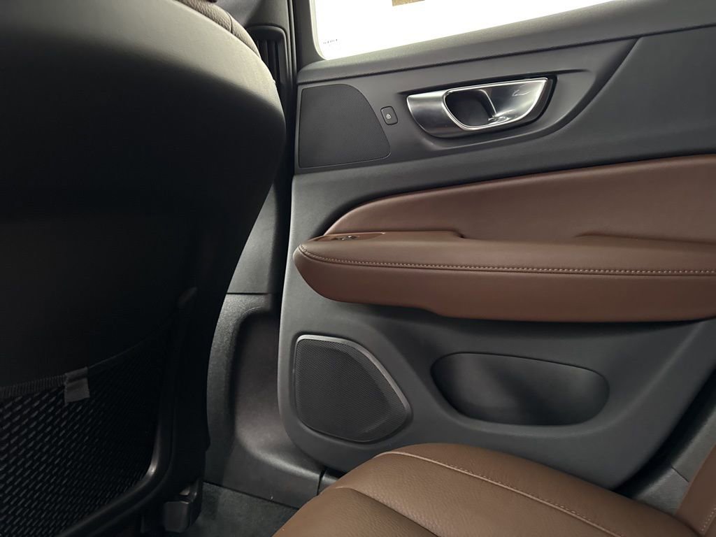 Used 2025 Volvo V60 B5 Cross Country Plus image 17