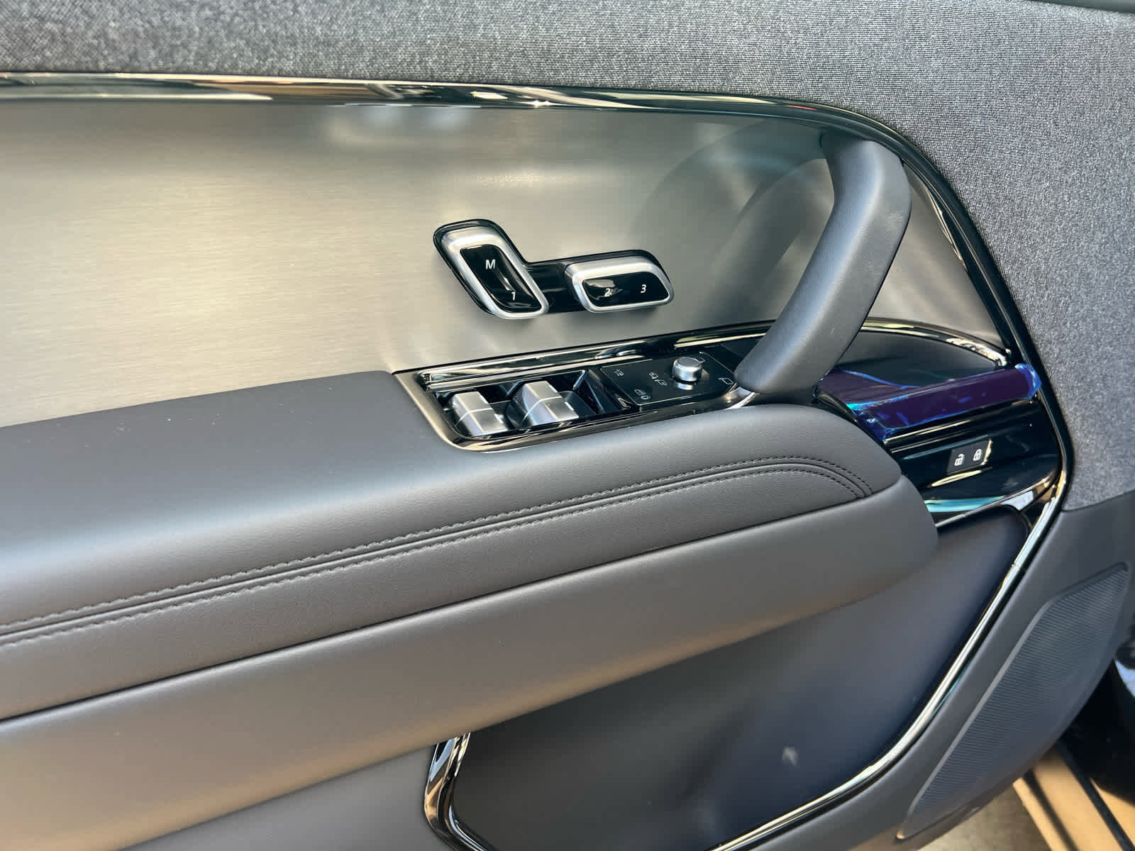 Used 2025 Land Rover Range Rover Sport image 16