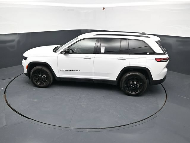 Used 2025 Jeep Grand Cherokee Altitude AWD/4WD image 42