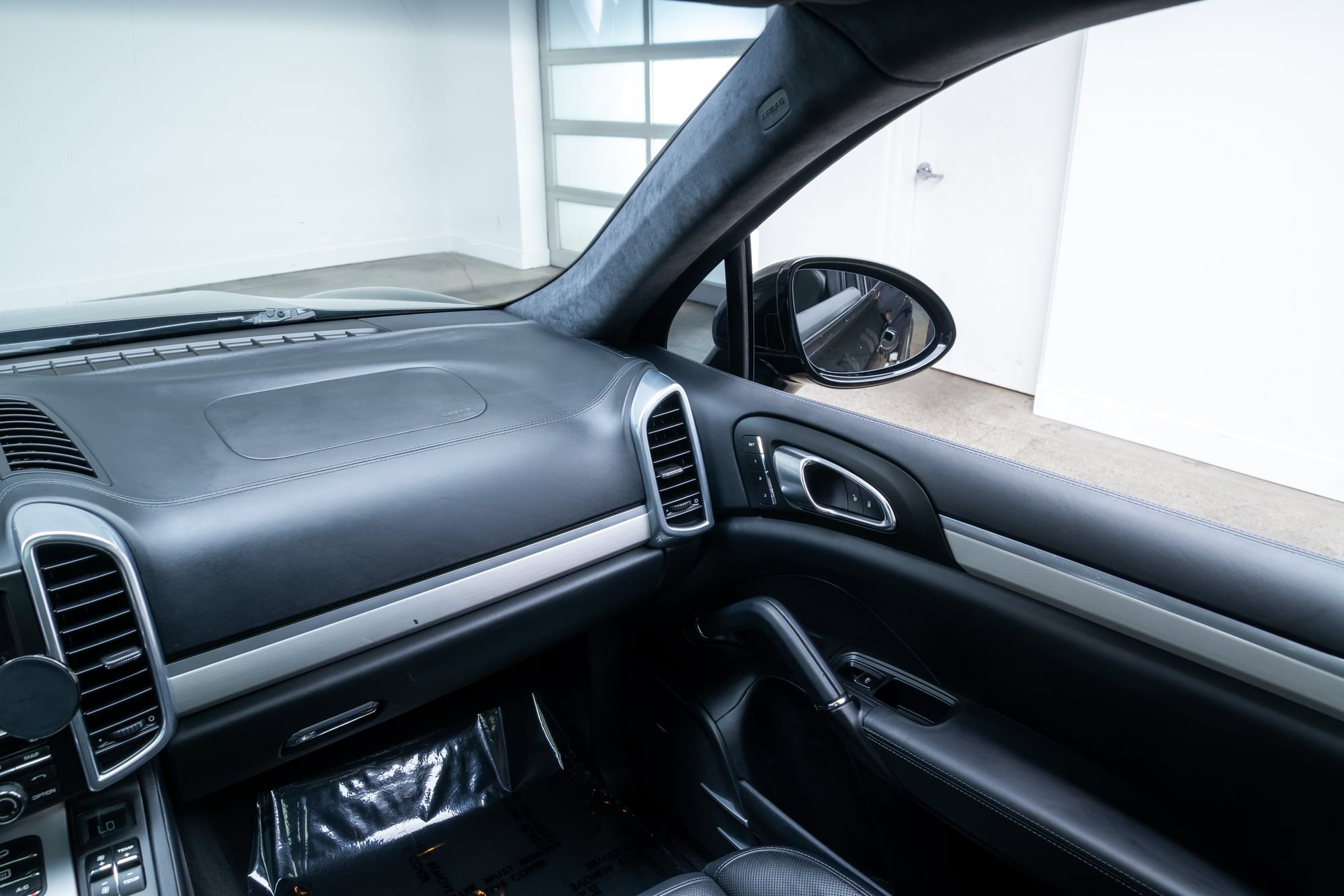 Used 2014 Porsche Cayenne Turbo w/ Comfort Plus Package (PU4) AWD/4WD image 10