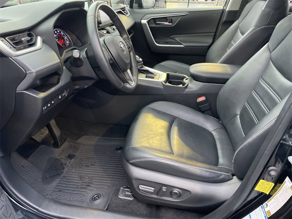Used 2021 Toyota RAV4 XLE Premium image 9