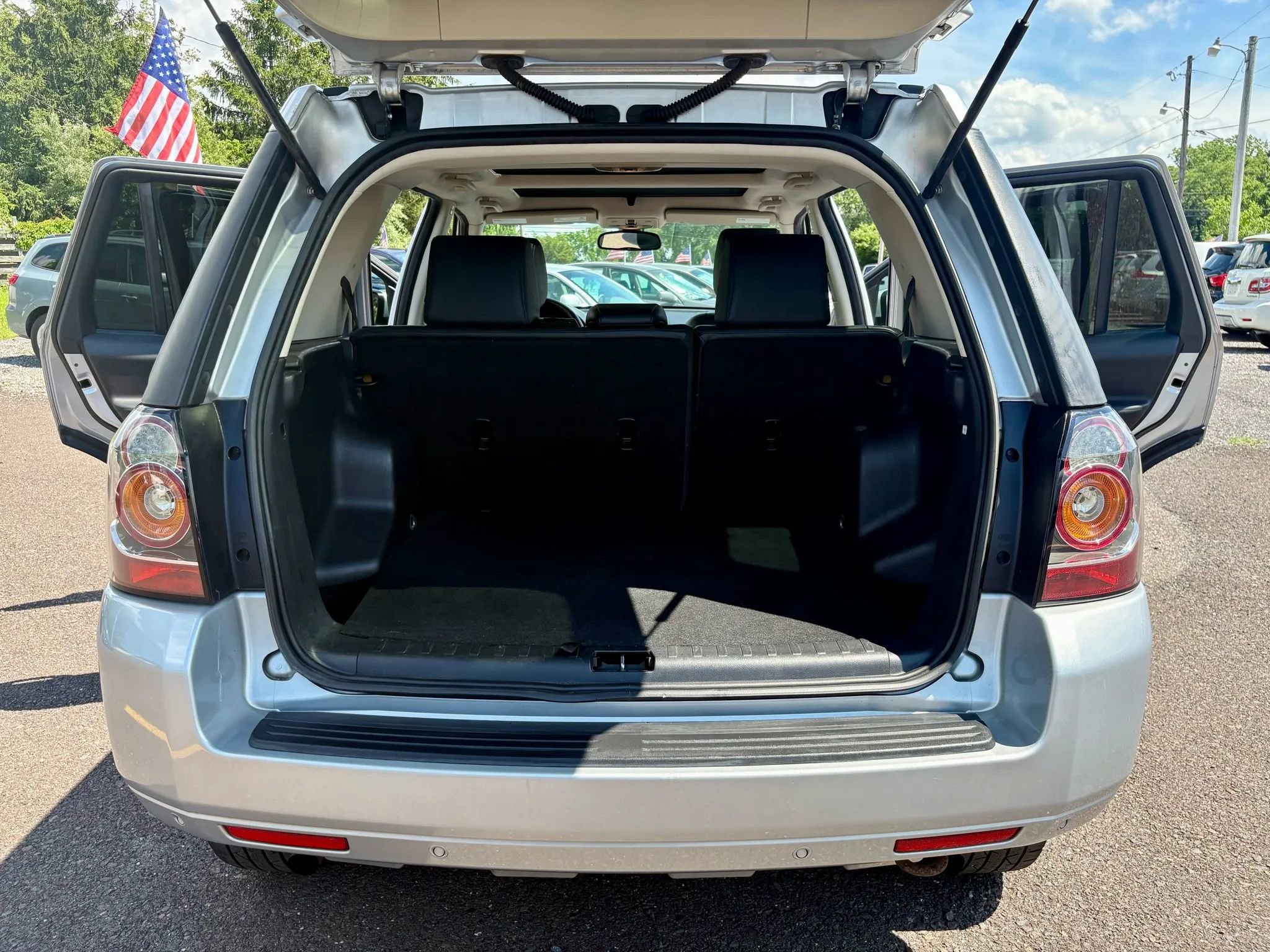 Used 2014 Land Rover LR2 HSE image 18