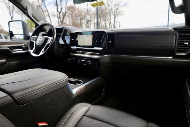 Used 2024 Chevrolet Silverado 2500 LTZ w/ LTZ Convenience Package image 33