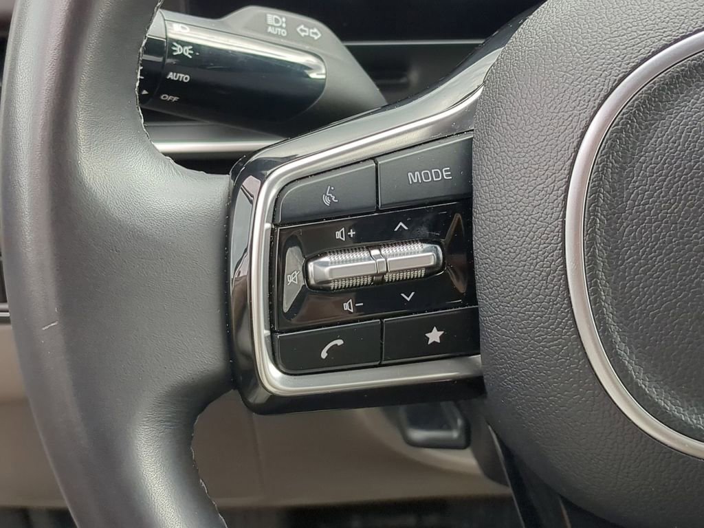 Used 2025 Kia Carnival LXS image 21