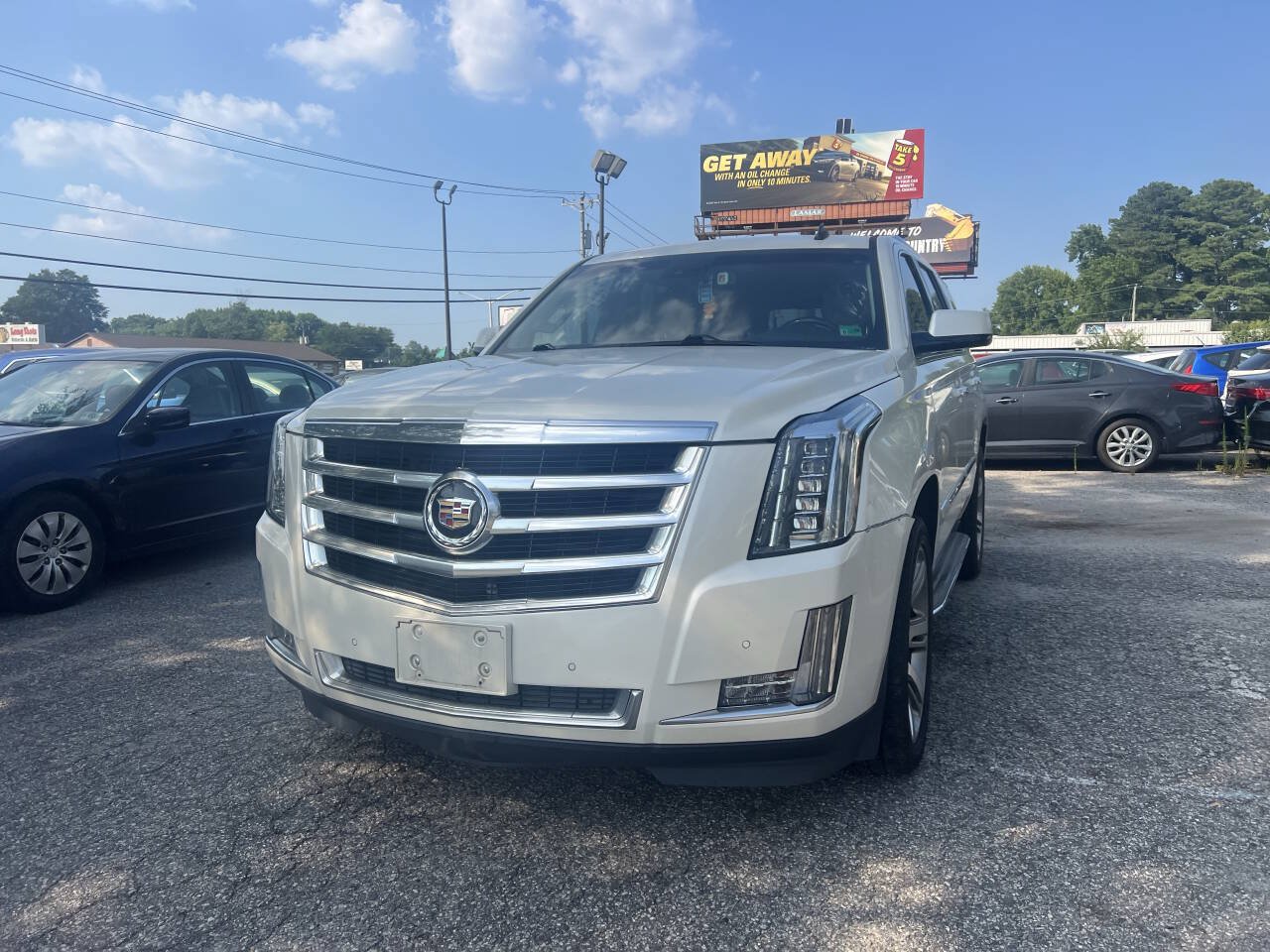 Used 2015 Cadillac Escalade Luxury AWD/4WD image 2