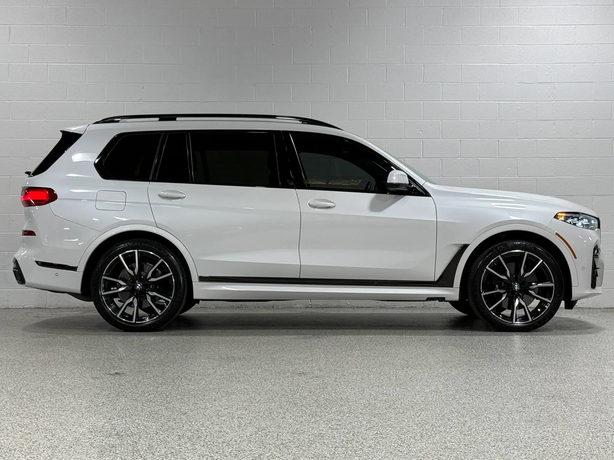 Used 2021 BMW X7 xDrive40i w/ M Sport Package AWD/4WD image 5