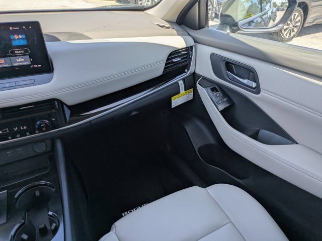 Used 2025 Nissan Rogue SL FWD image 17