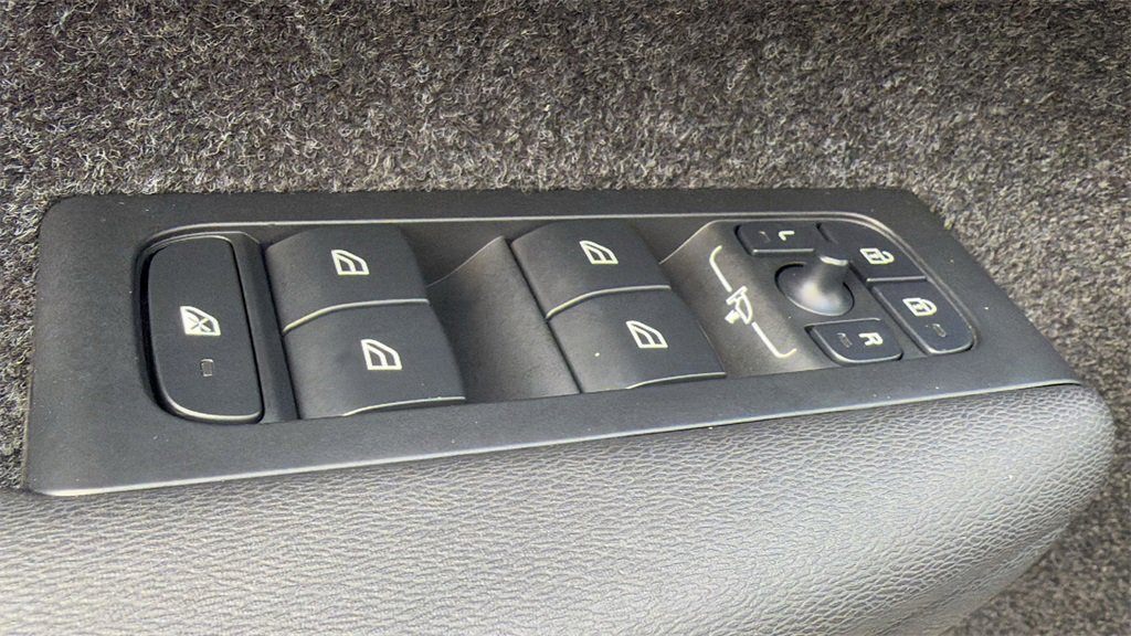 Certified 2025 Volvo XC40 B5 Plus image 15