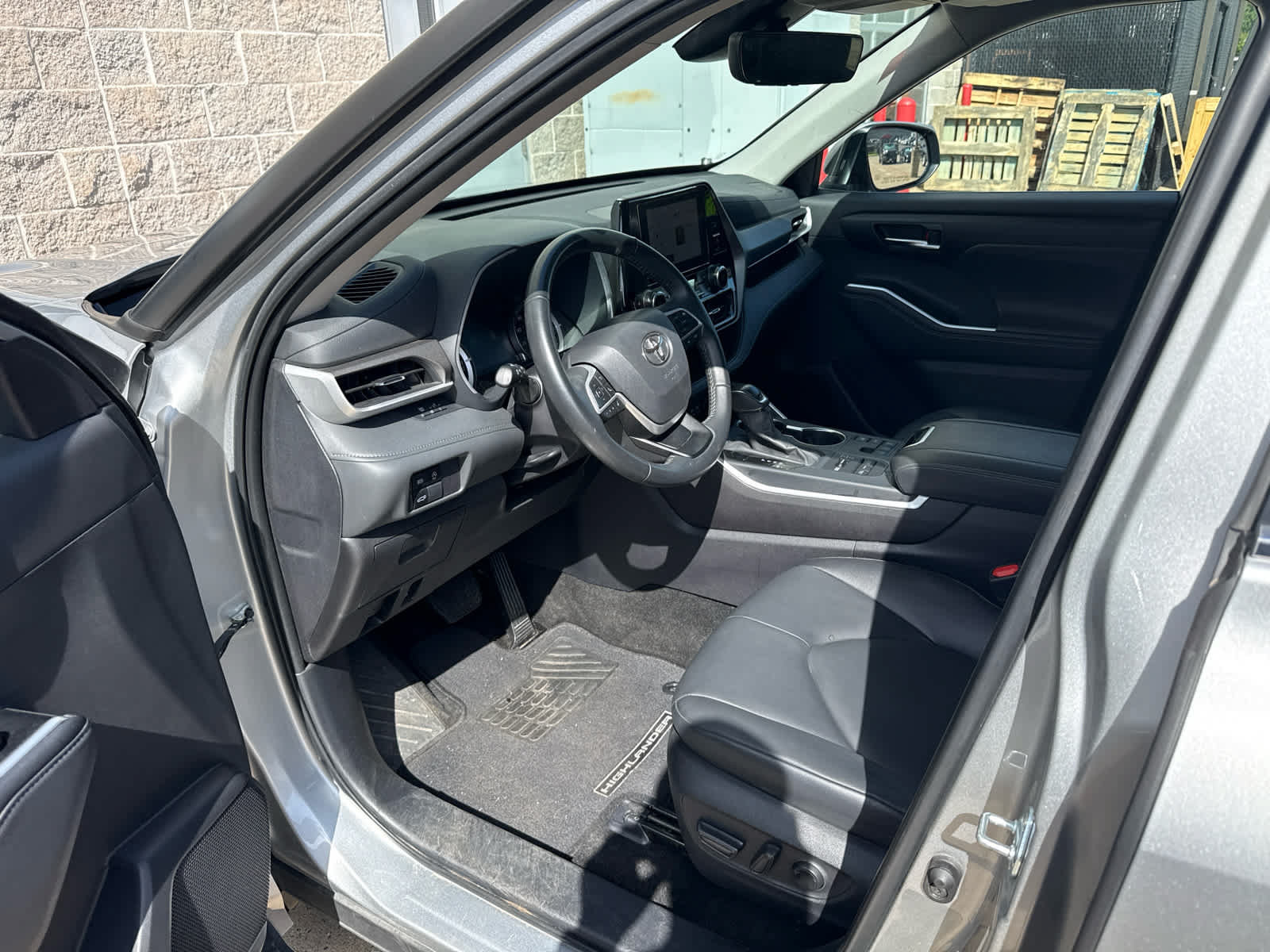 Certified 2025 Toyota Highlander XLE AWD/4WD image 9