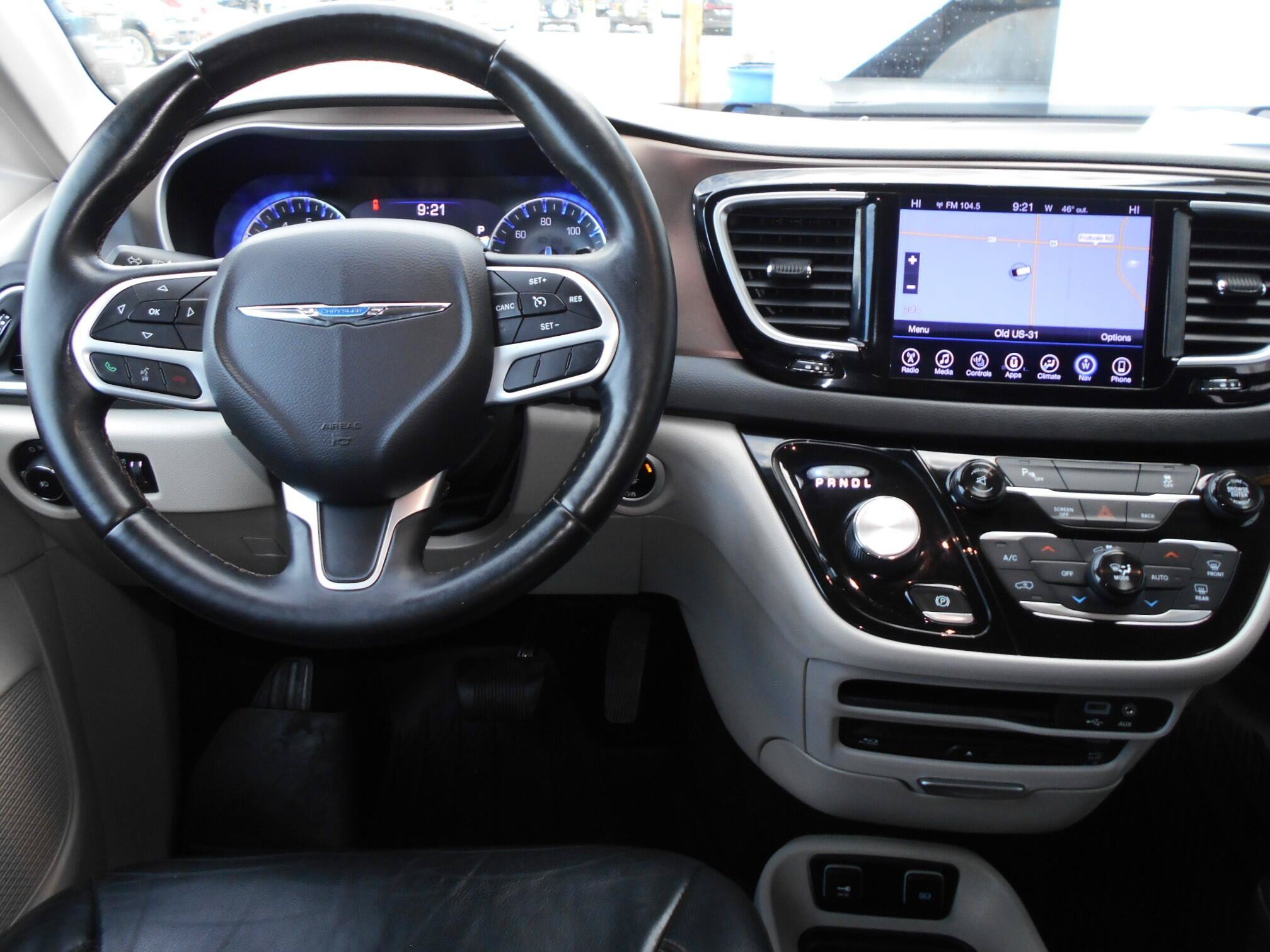 Used 2017 Chrysler Pacifica Touring-L Plus FWD image 4