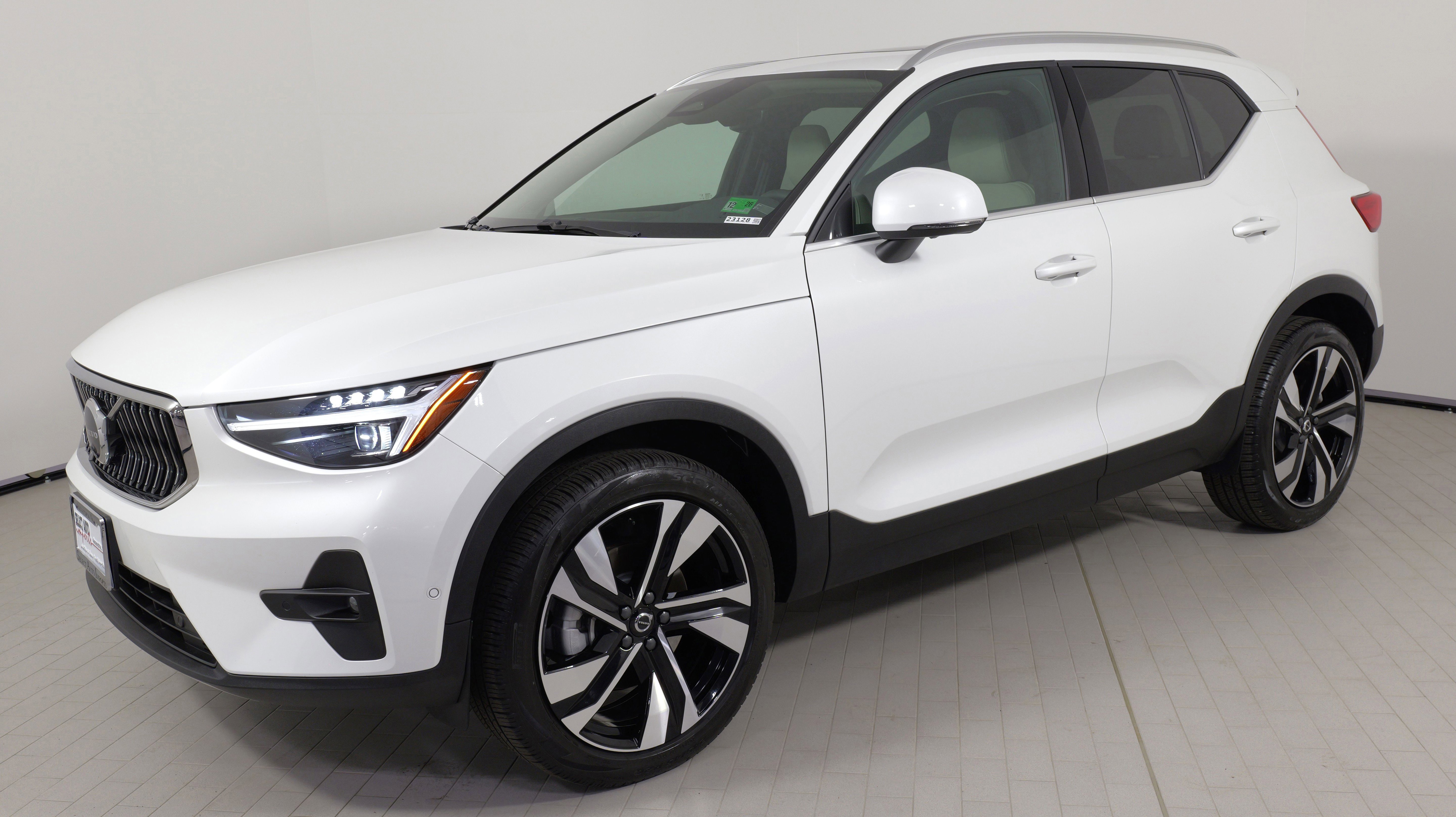 Used 2024 Volvo XC40 B5 Plus w/ Climate Package image 3