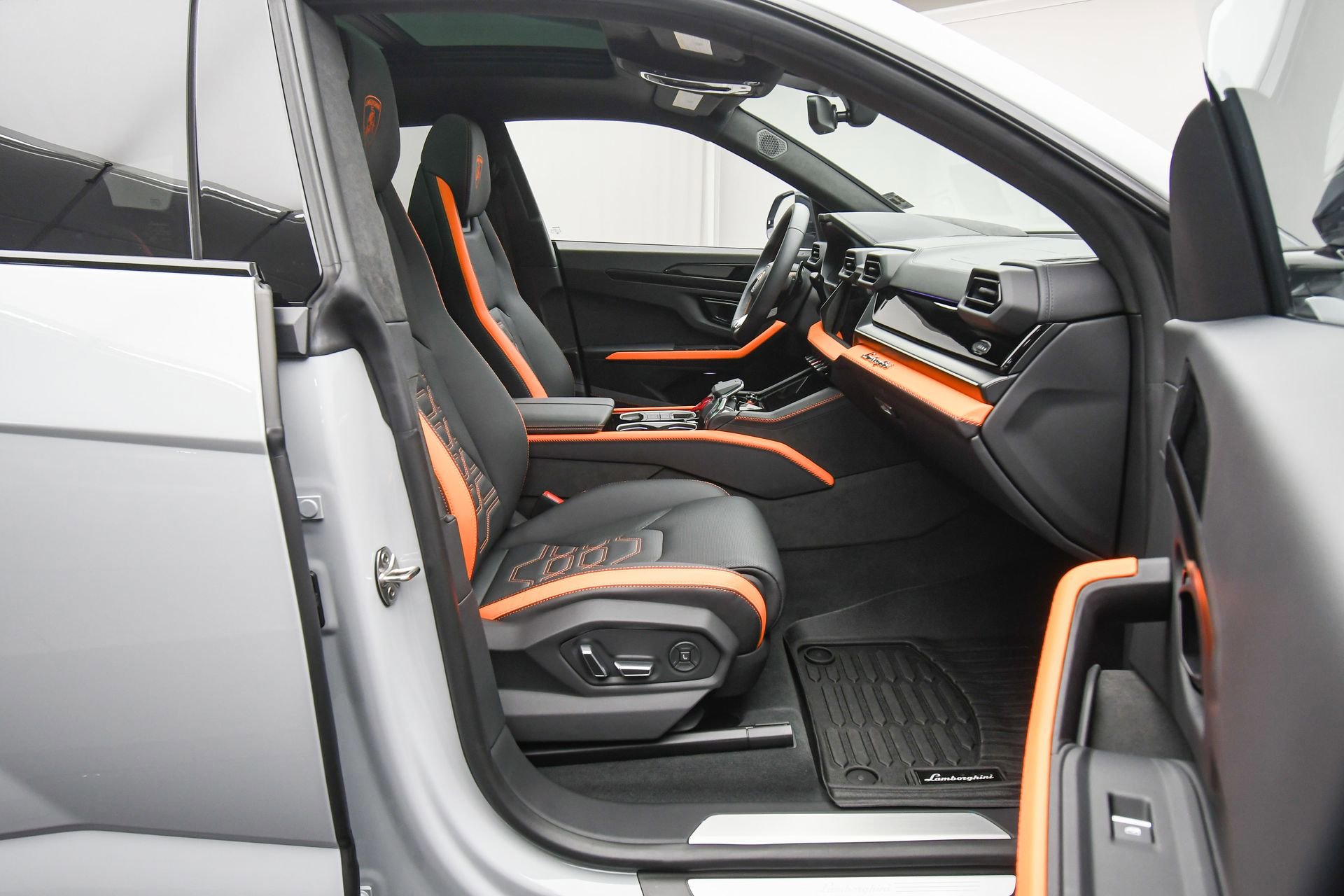 Used 2025 Lamborghini Urus SE image 50