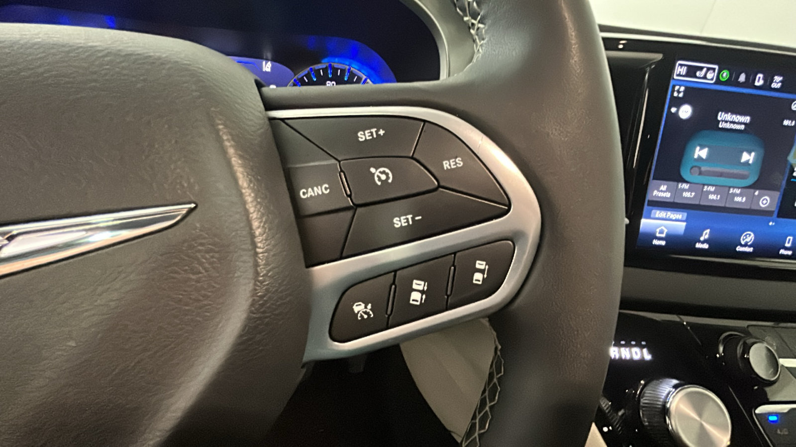Used 2024 Chrysler Pacifica Touring-L FWD image 19