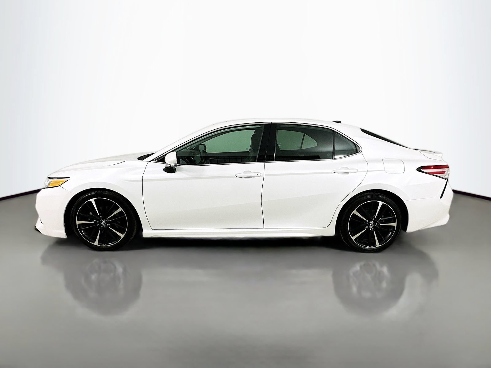 Used 2020 Toyota Camry XSE FWD image 8