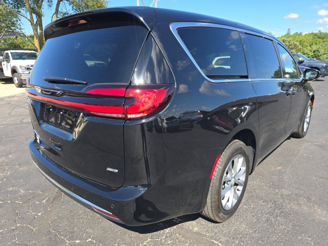 New 2027 Chrysler Pacifica Select AWD/4WD image 8