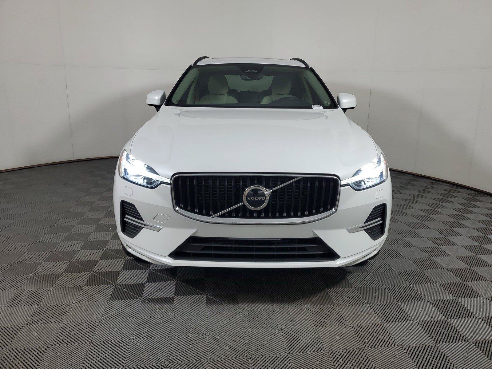 Used 2022 Volvo XC60 B5 Momentum w/ Climate Package FWD image 2