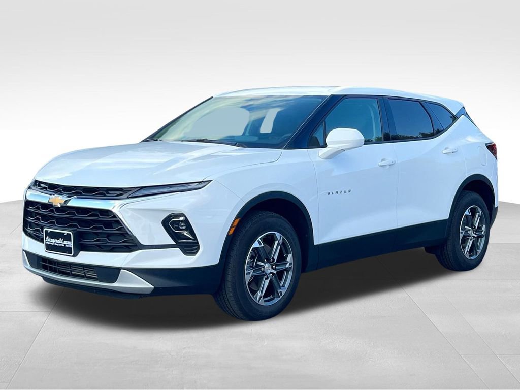 Used 2025 Chevrolet Blazer LT image 2