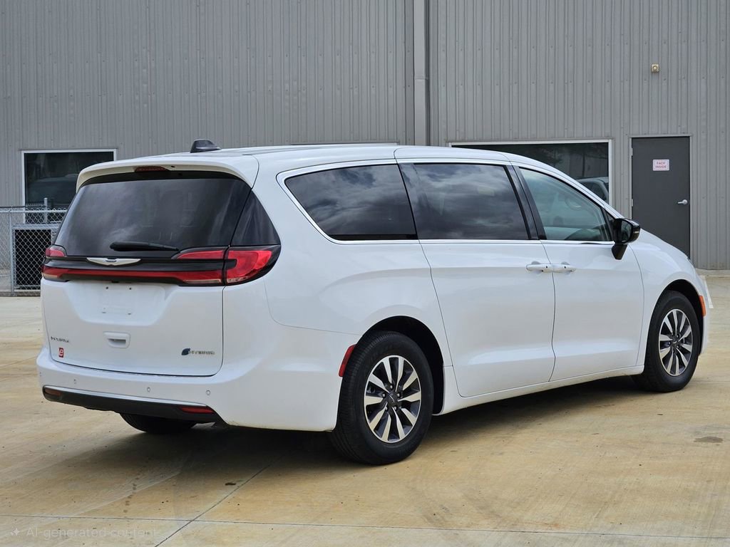 Used 2024 Chrysler Pacifica Select image 7