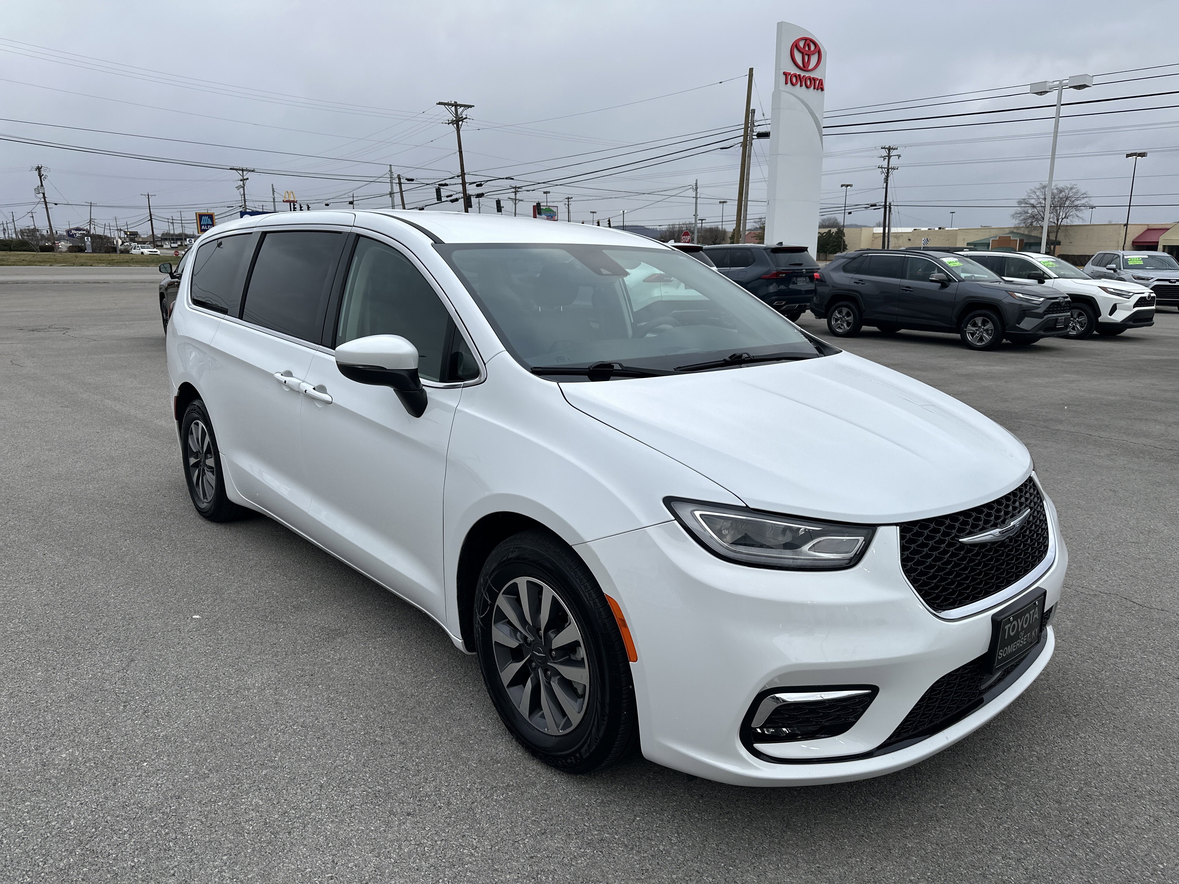 Used 2023 Chrysler Pacifica Touring-L image 3