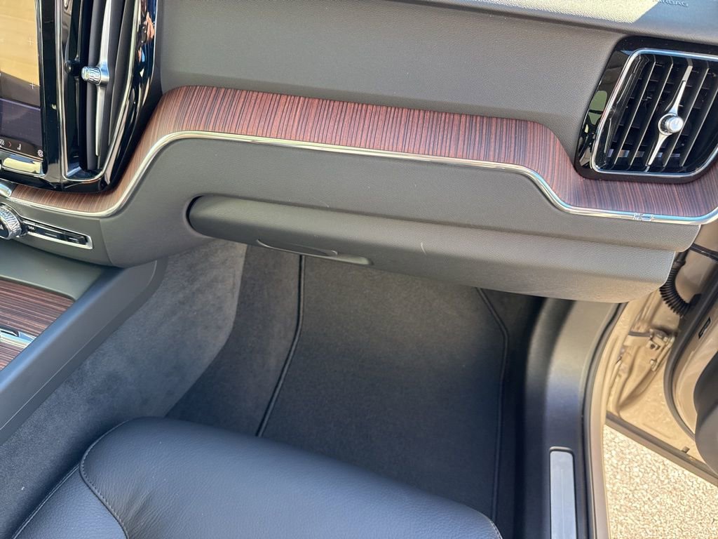 Used 2024 Volvo XC60 T8 Plus w/ Protection Package Premier image 35