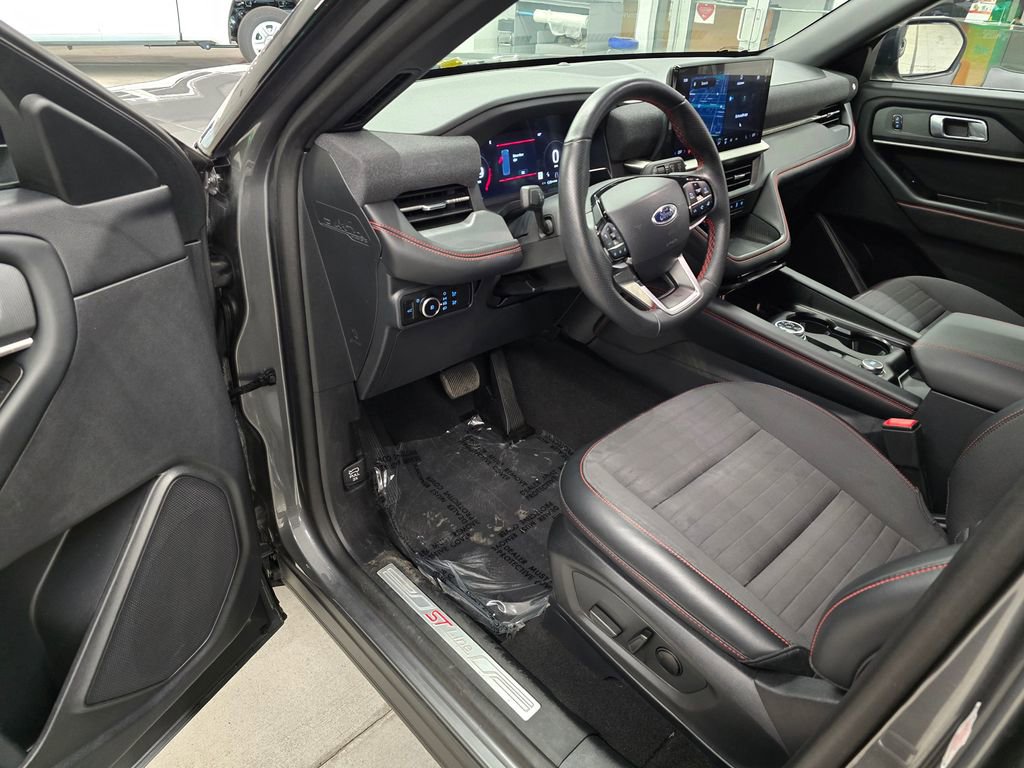 Used 2025 Ford Explorer ST-Line w/ ST-Line Street Pack image 16