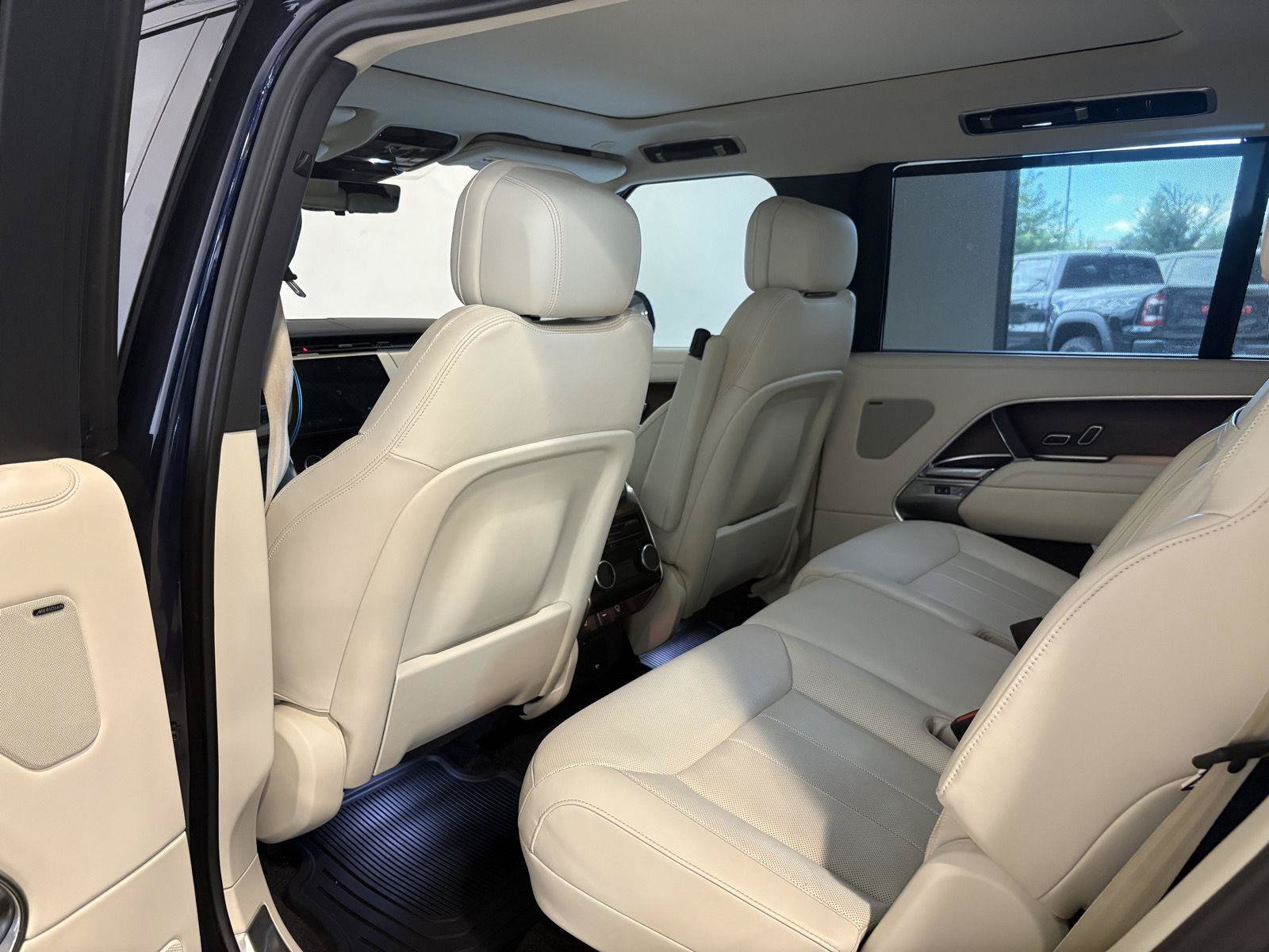 Used 2023 Land Rover Range Rover Long Wheelbase SE AWD/4WD image 32