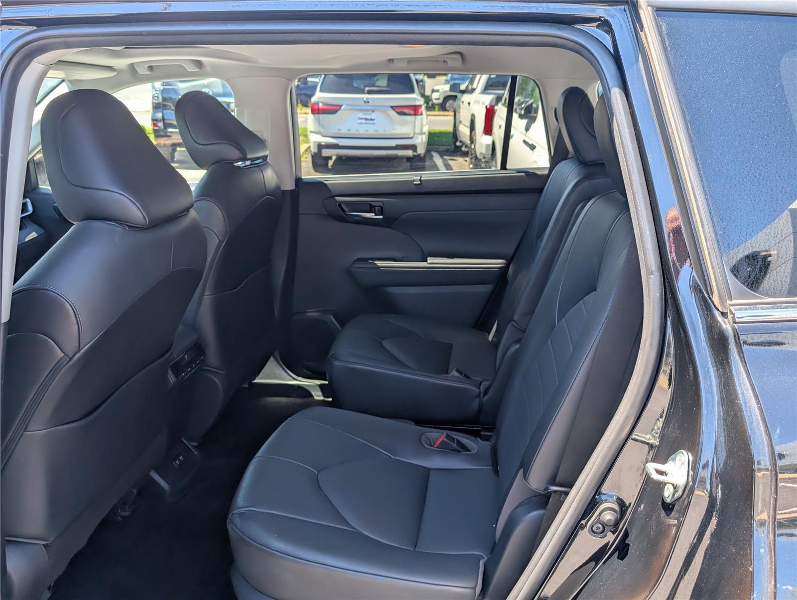Used 2020 Toyota Highlander XLE AWD/4WD image 16