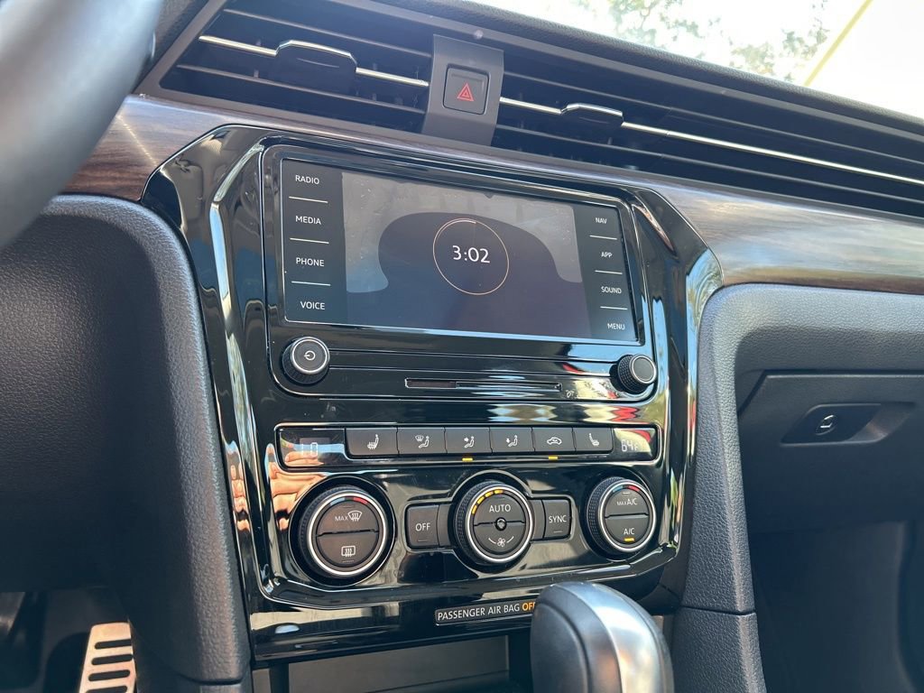 Used 2022 Volkswagen Passat 2.0T image 33