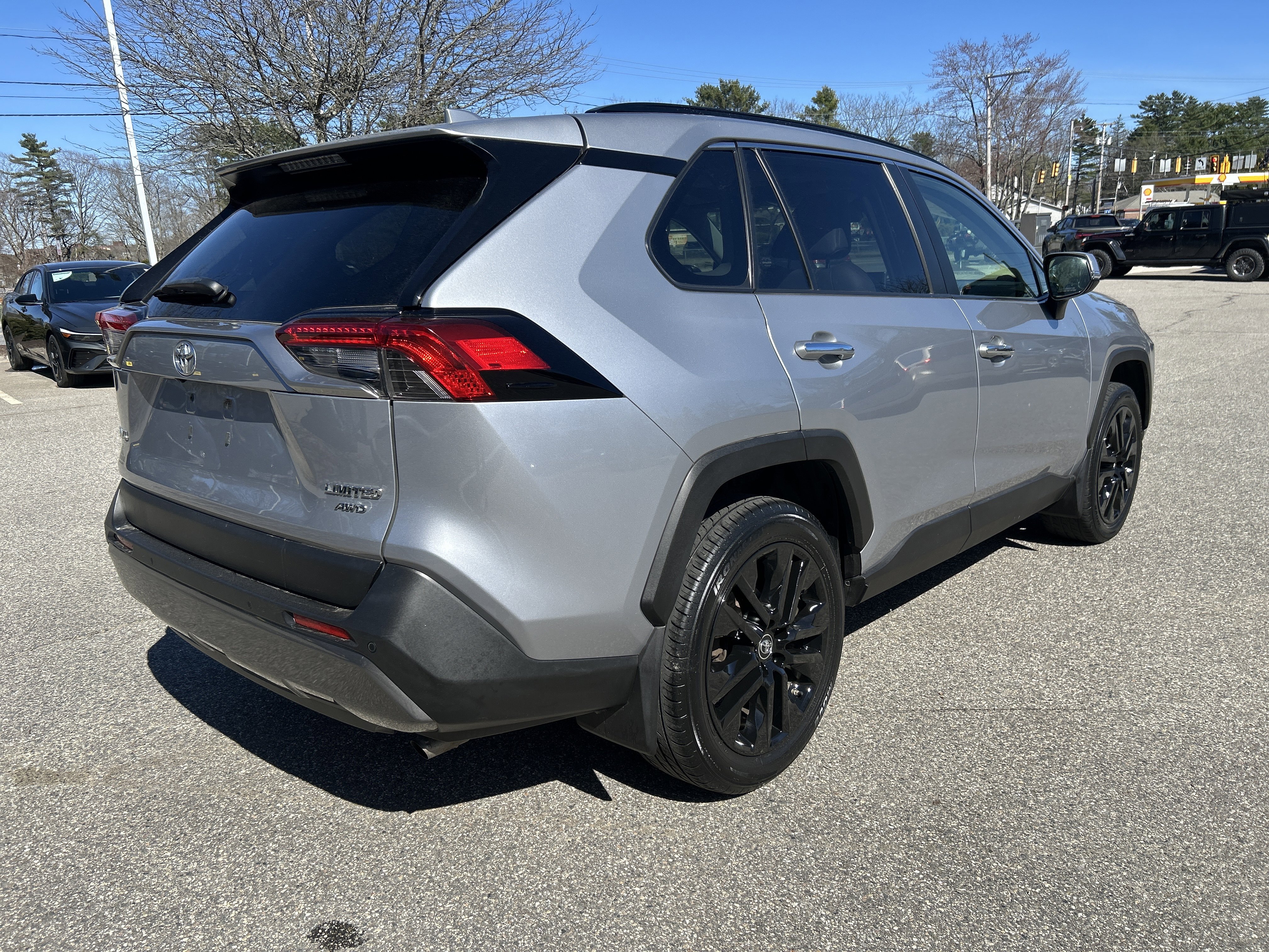 Used 2019 Toyota RAV4 Limited w/ Cold Weather Package AWD/4WD image 9