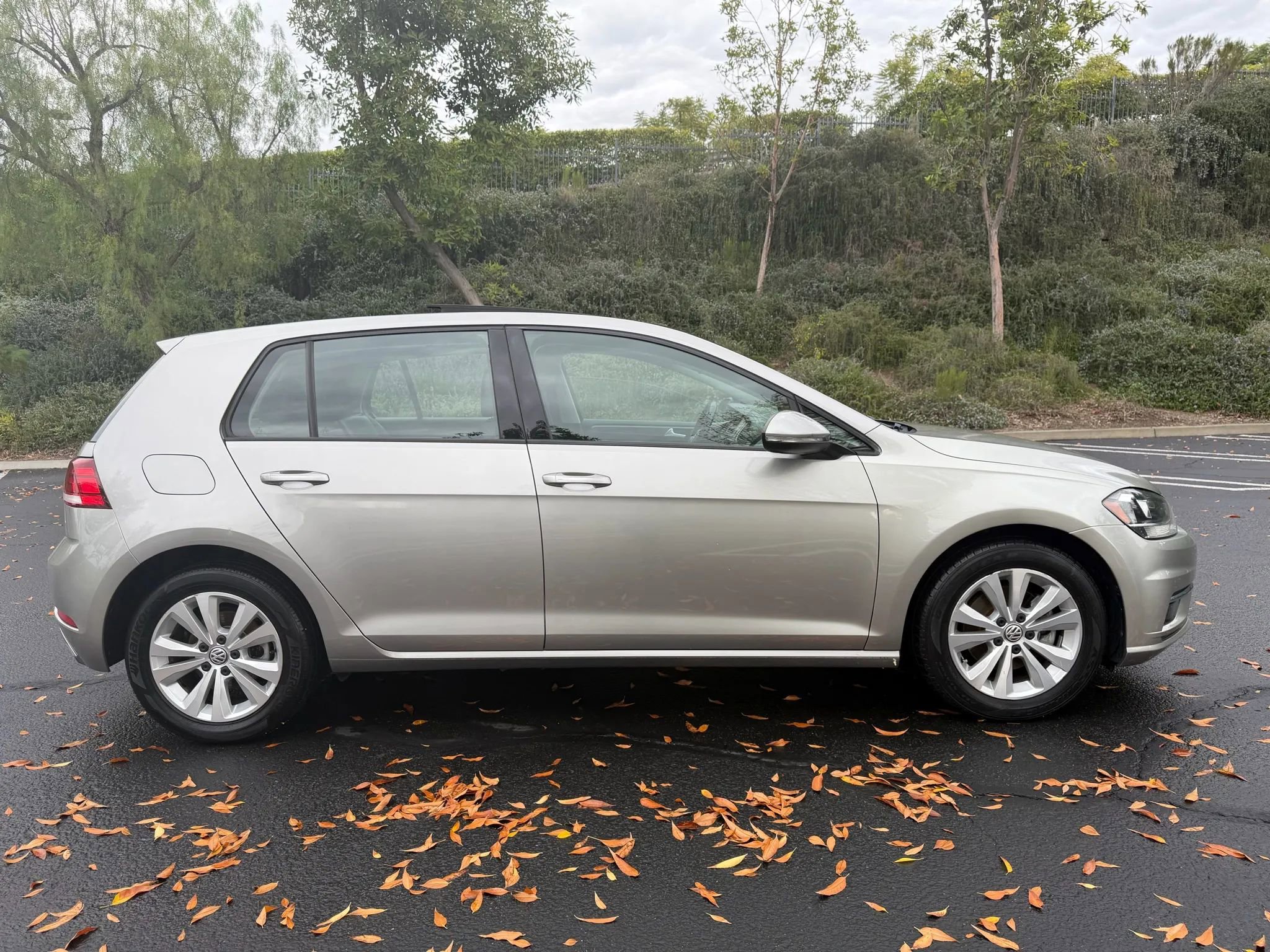 Used 2018 Volkswagen Golf SE image 6