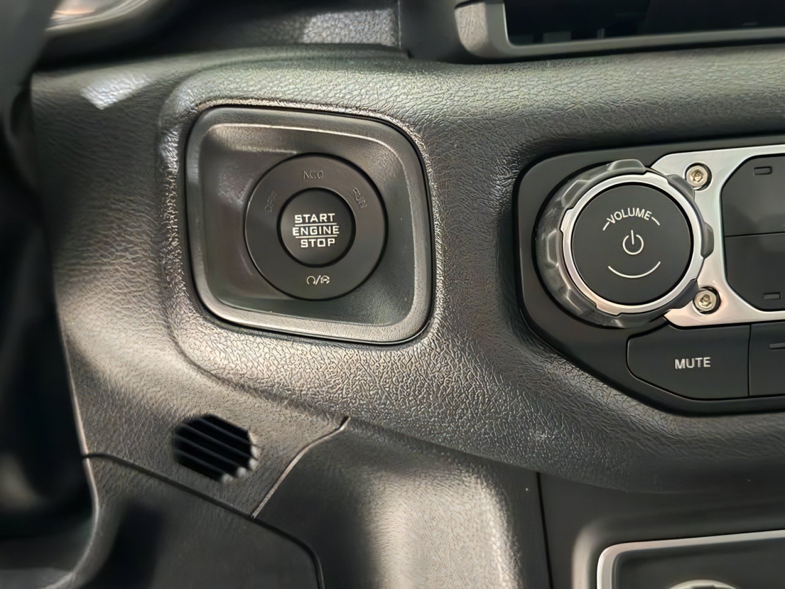 New 2026 Jeep Gladiator Sport AWD/4WD image 37