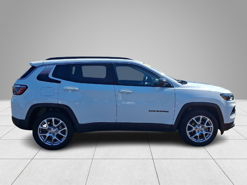 Used 2022 Jeep Compass Latitude w/ Sun and Sound Group AWD/4WD image 8