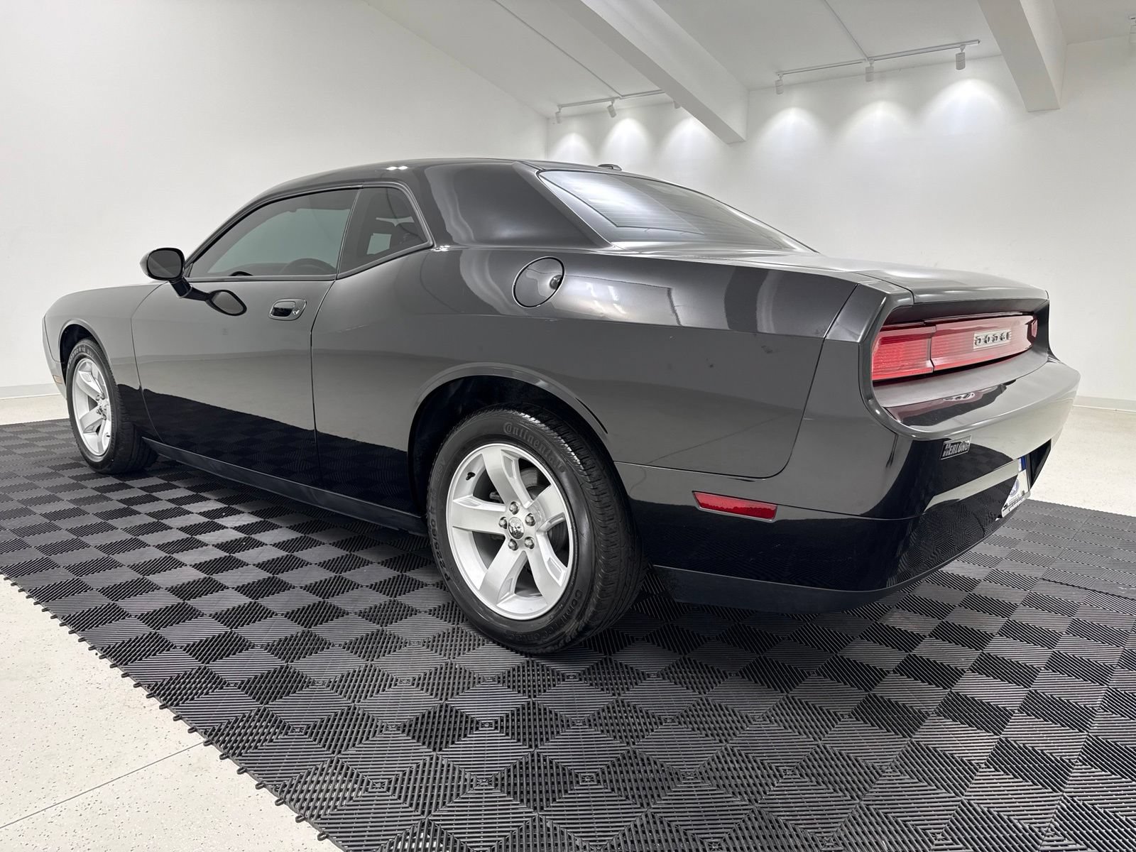 Used 2010 Dodge Challenger SE RWD image 5