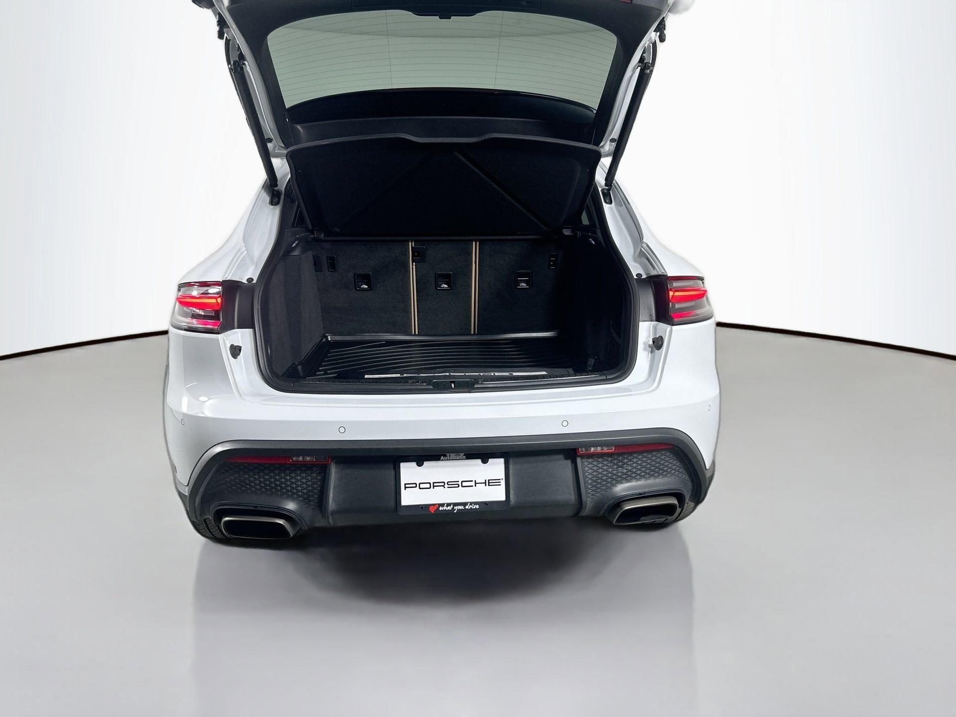 Certified 2022 Porsche Macan image 36