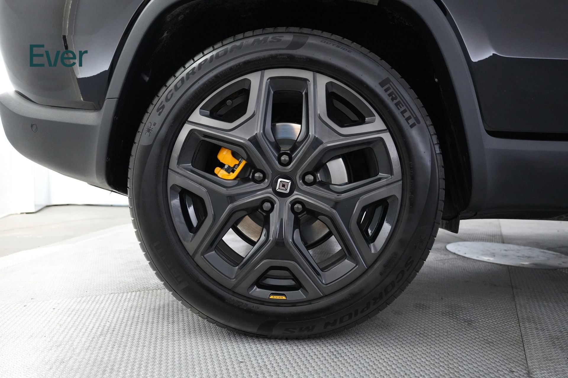 Used 2025 Rivian R1S Premium AWD/4WD image 9