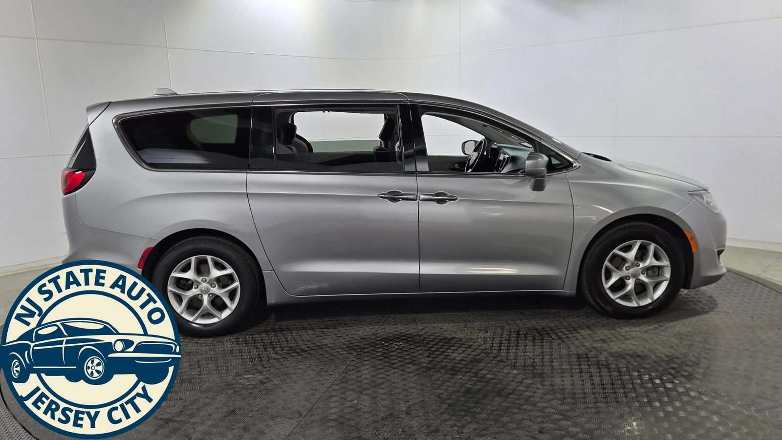 Used 2019 Chrysler Pacifica Touring Plus w/ Tire & Wheel Group FWD image 8