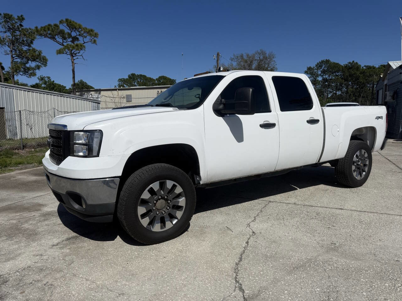 Used 2011 GMC Sierra 2500 SLE w/ SLE Preferred Package AWD/4WD image 3
